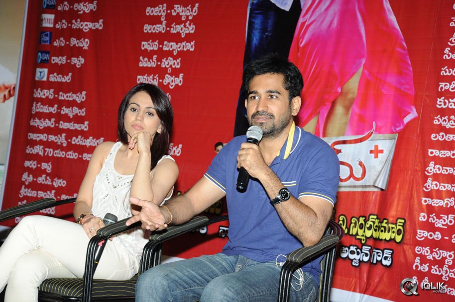 Vijay-Antony-and-Aksha-at-Dr-Saleem-Movie-Success-Meet